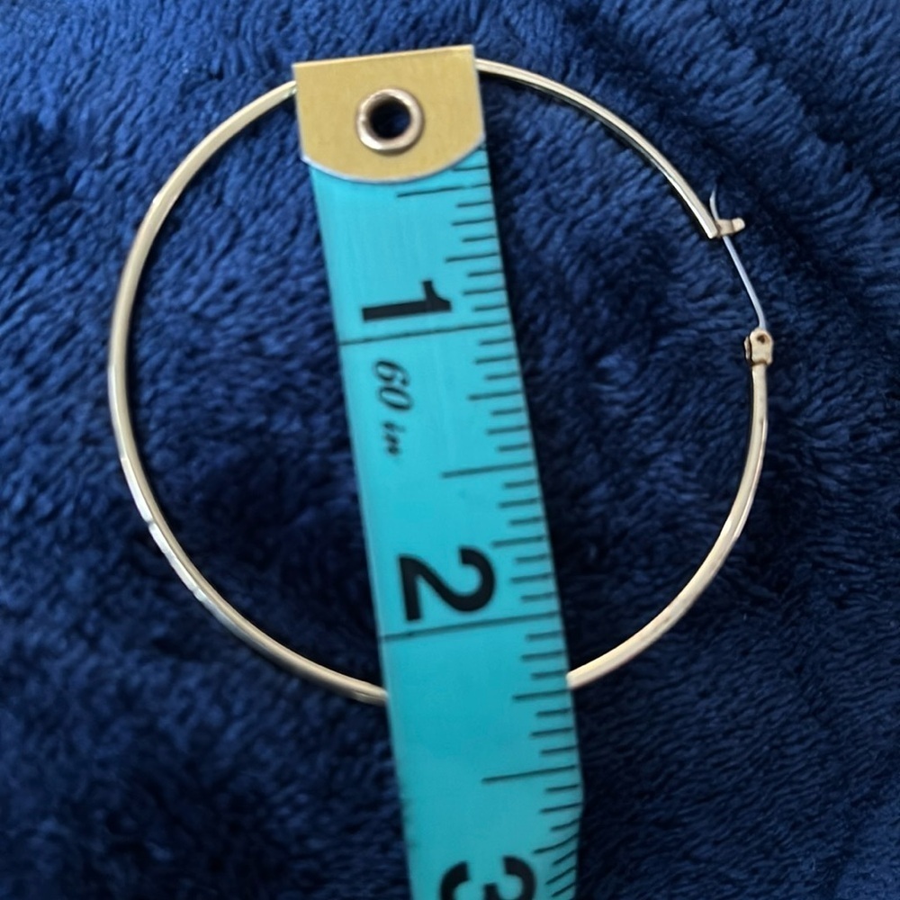 Vintage style Gold tone fashion hoop earrings - Picture 5 of 7